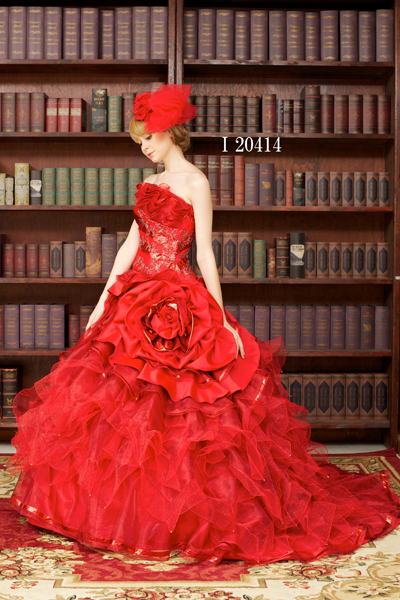 情熱的な真っ赤なドレス