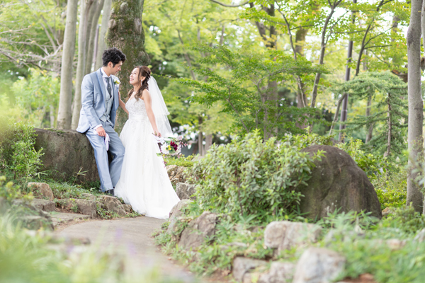 見つめ合う新郎新婦