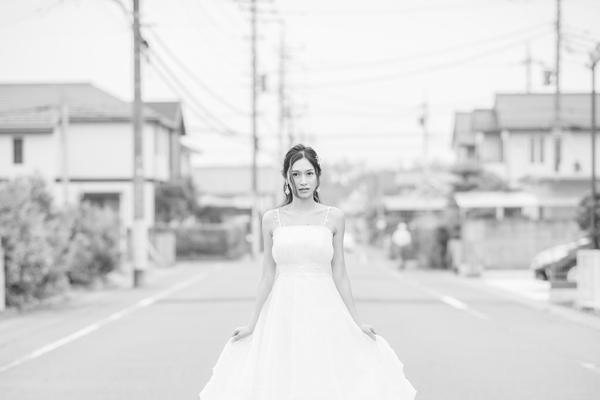 通りの真ん中でドレス